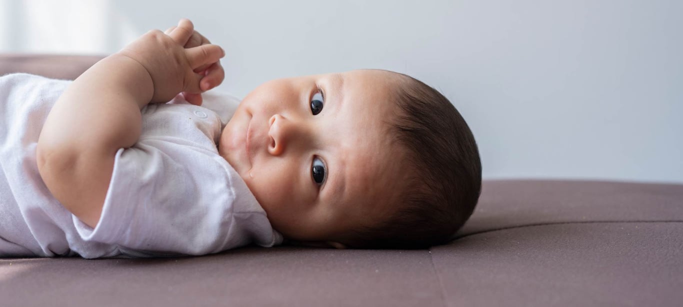 4 aylık bebek neler yapar