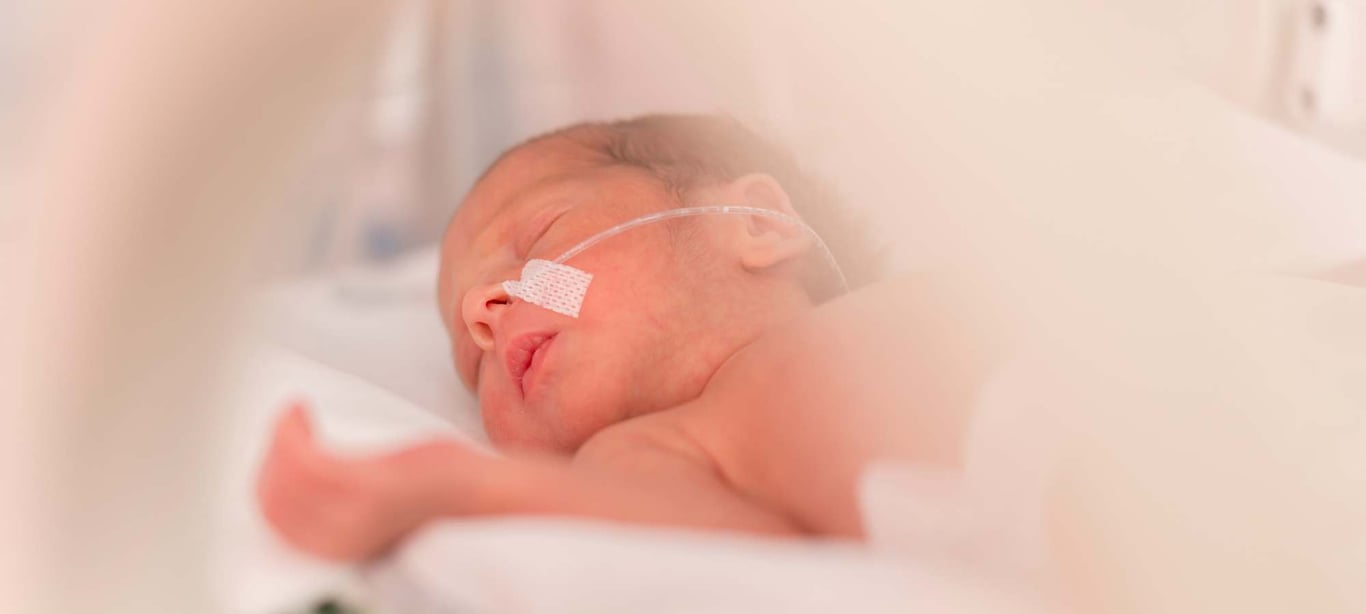 prematüre bebek kuvözde