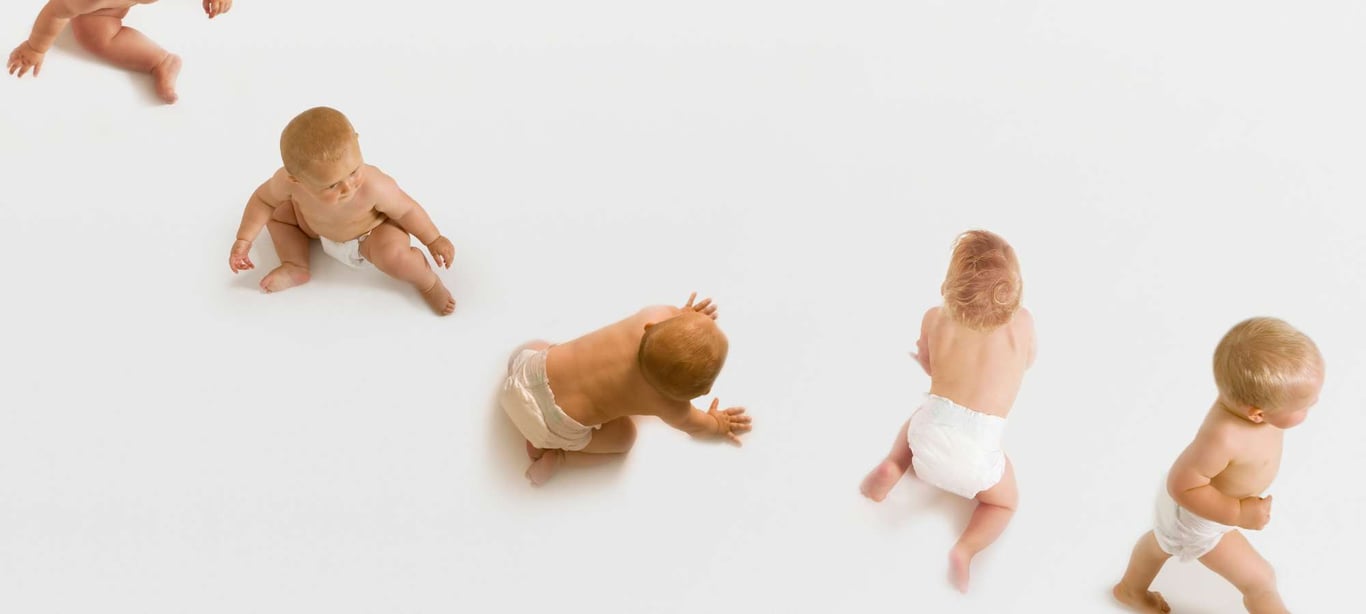 bebeklerde yürüme evreleri