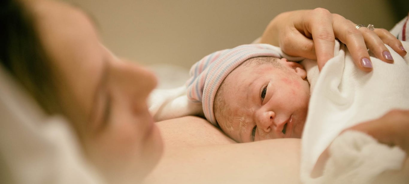 1 aylık bebek neler yapar