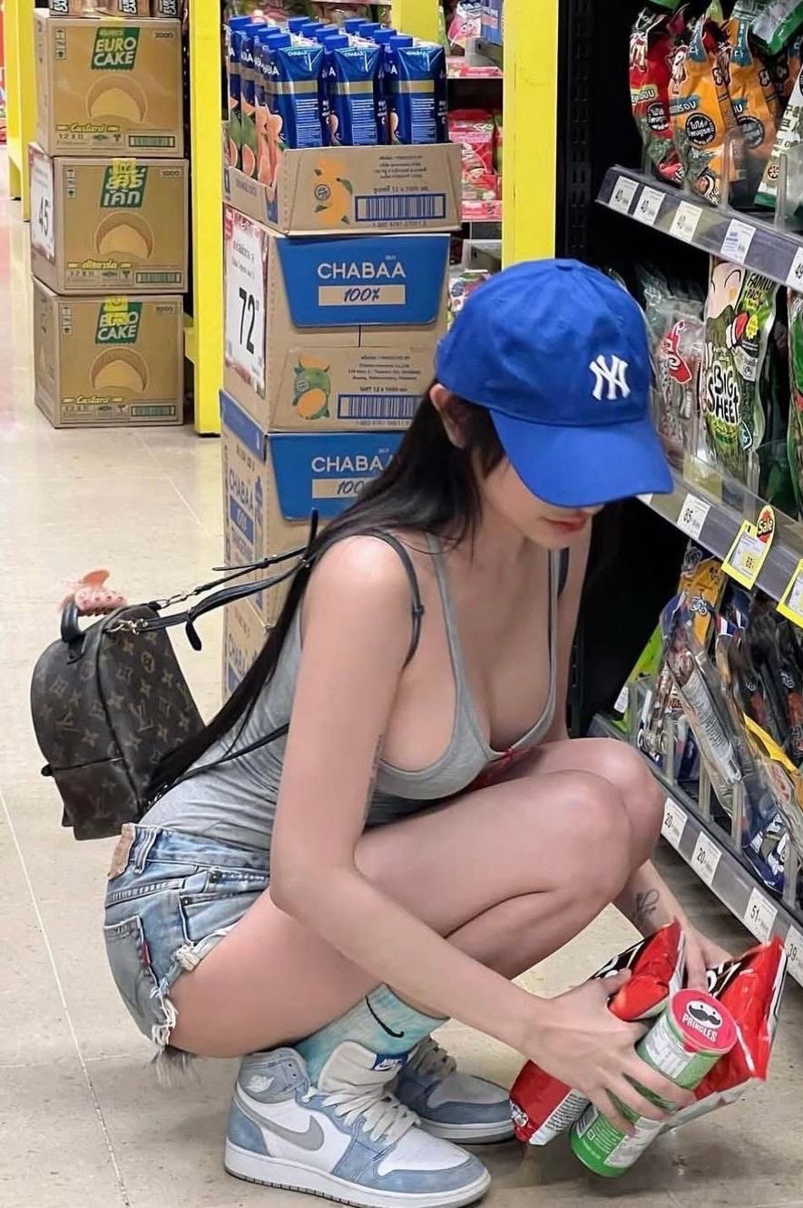 마트에서 만난 수상한 찐따녀,김시은.