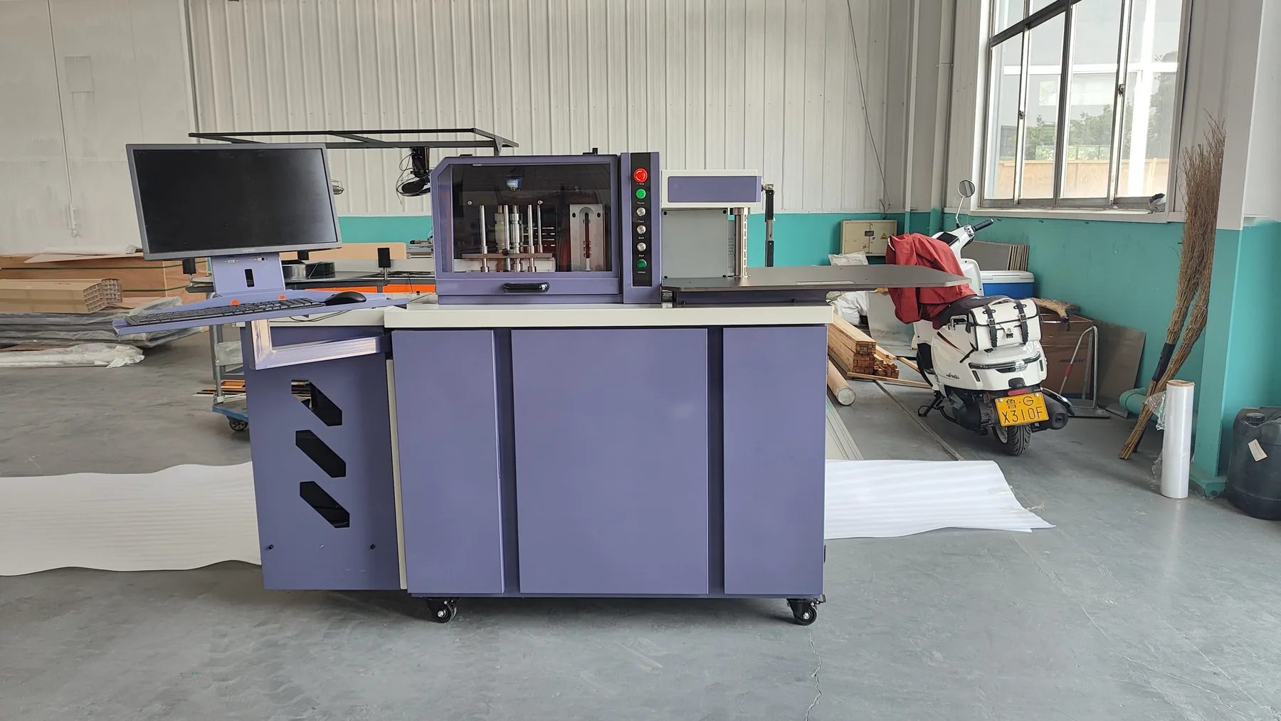 SENQ Profilbuchstaben-Biegemaschine in der Werkhalle