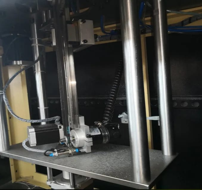 Détail de l'ensemble d'avance par galets et d'entraînement de la RF130