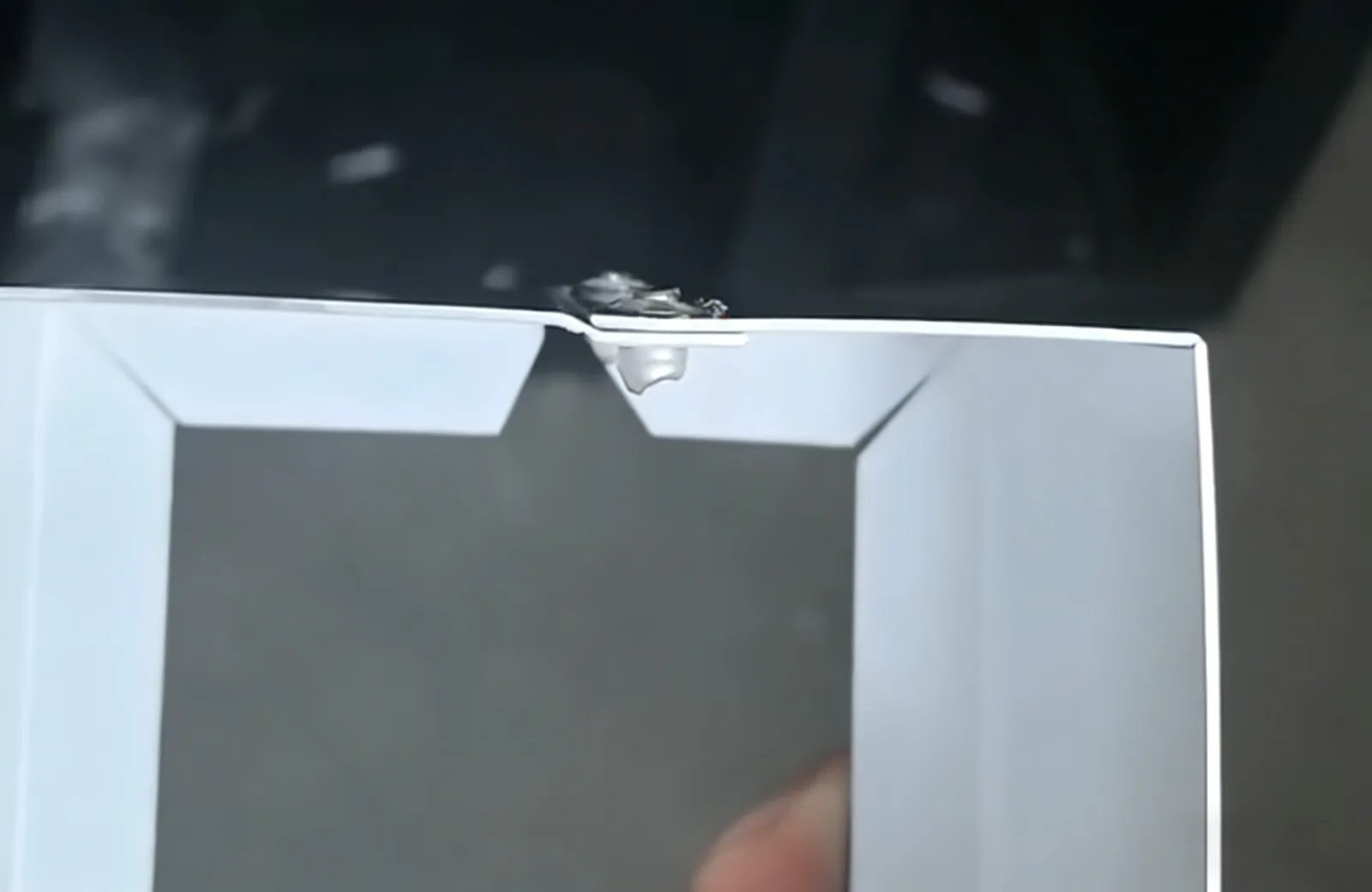 Gefalzte und ausgeklinkte Zarge aus flachem Aluminium im NF220-Produktblatt