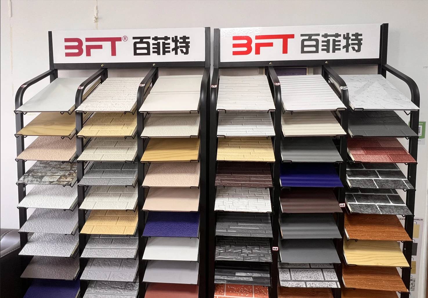 Decorative insulated metal siding display rack