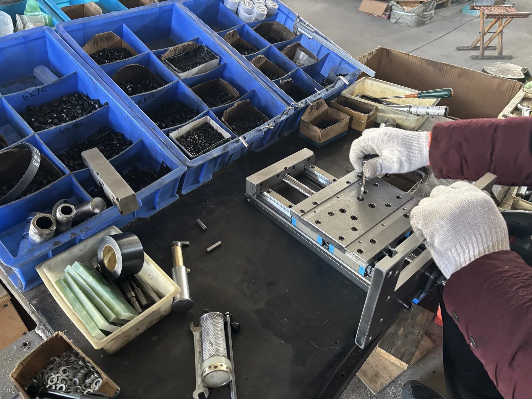 SENQ-Techniker bei Montage und Prüfung einer Maschinenkomponente im Werk