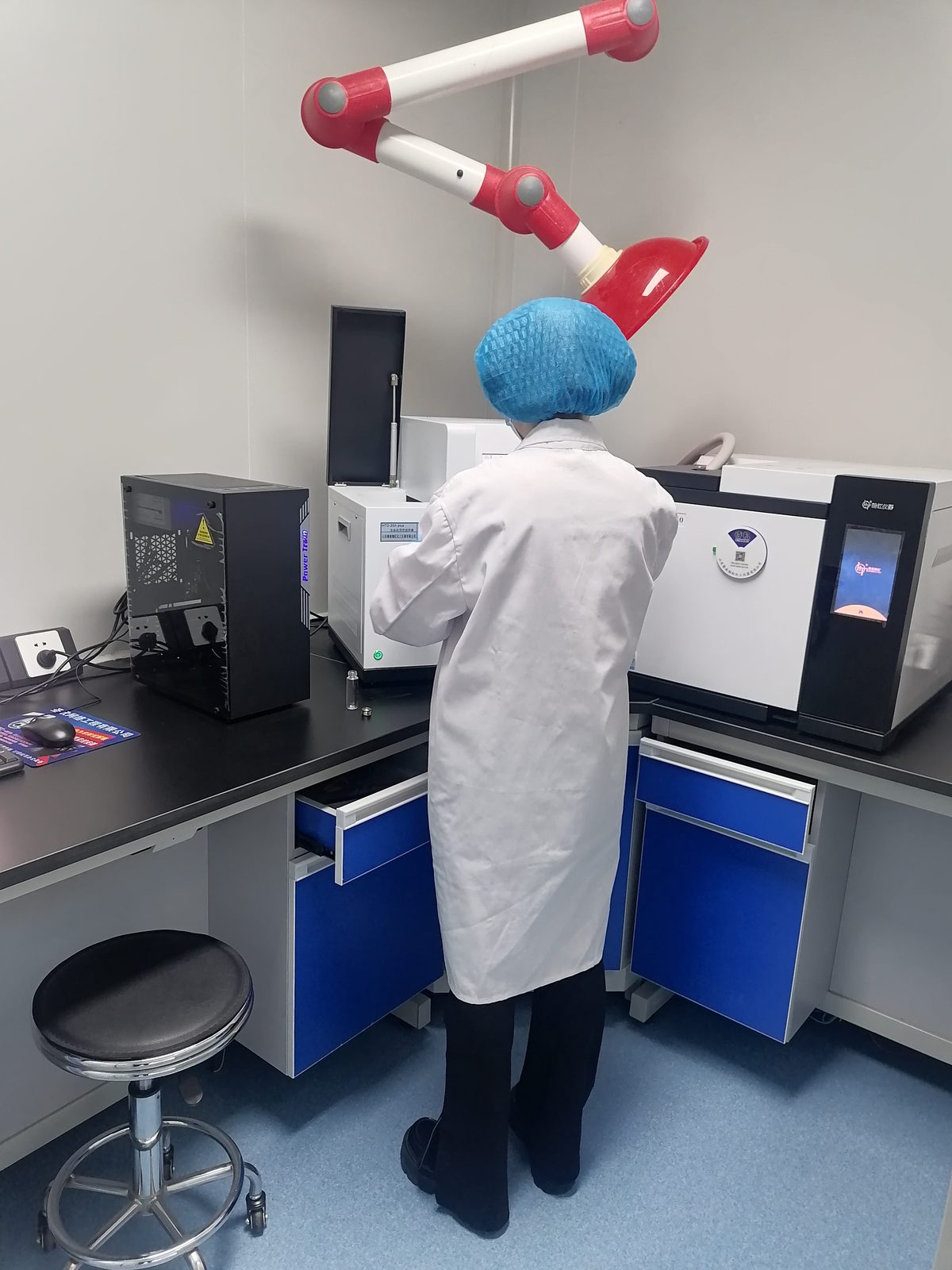 Desiccant laboratory instrument testing station