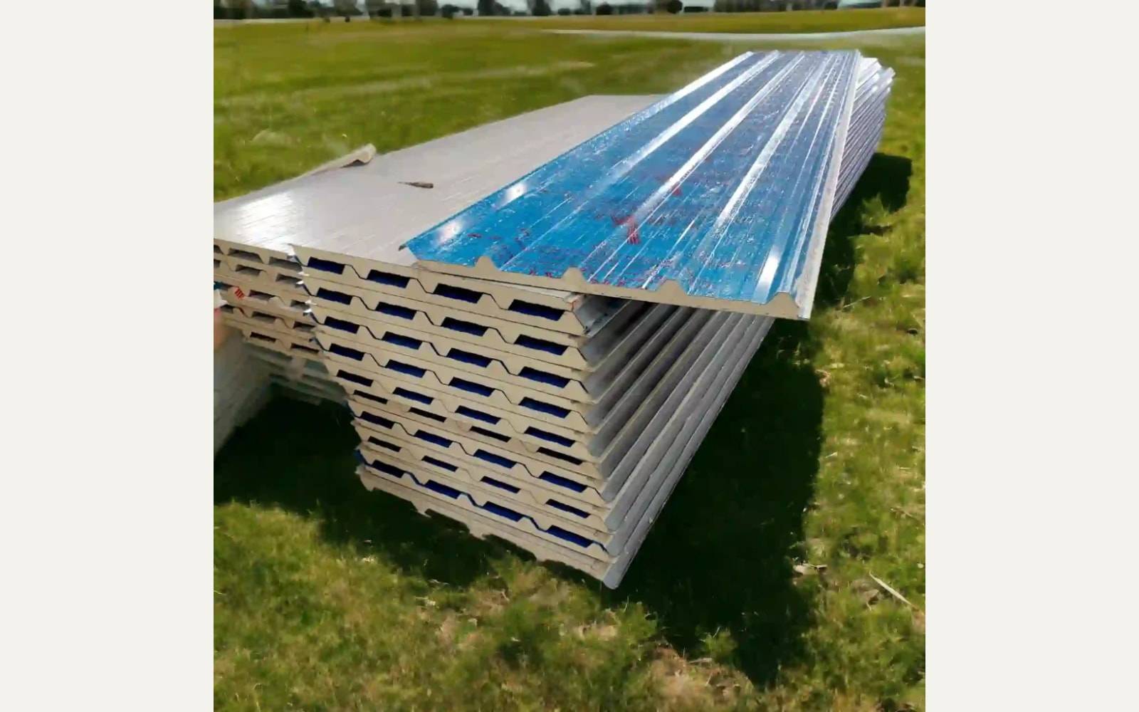 PUF sandwich panel with steel faces and polyurethane insulation core