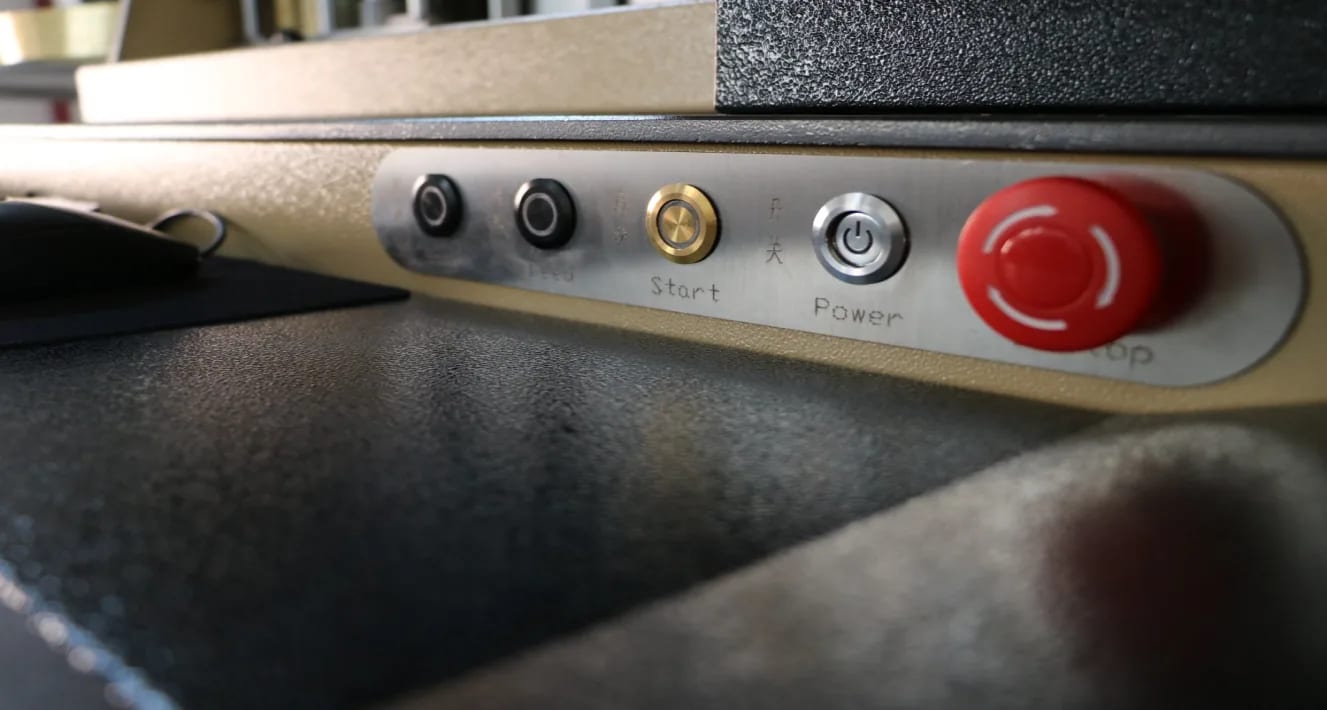 Boutons de commande et commandes opérateur de la RF130