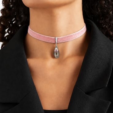 Collier ras-du-cou Luxe en velours rose avec pendentif perle goutte