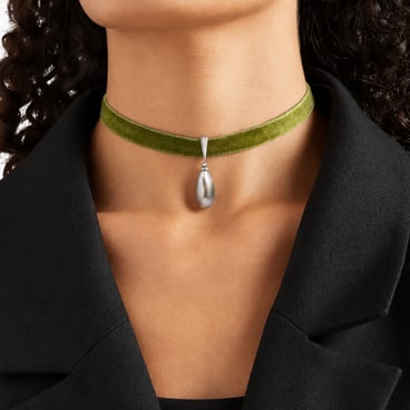 Ras-du-cou en velours vert avec pendentif en perle goutte