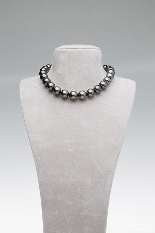 Robert Wan Scarlett Tahitian pearl necklace from the Divas collection