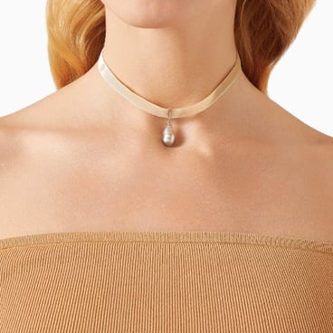 Luxe Velvet Strap Pendant Choker with Drop Pearl