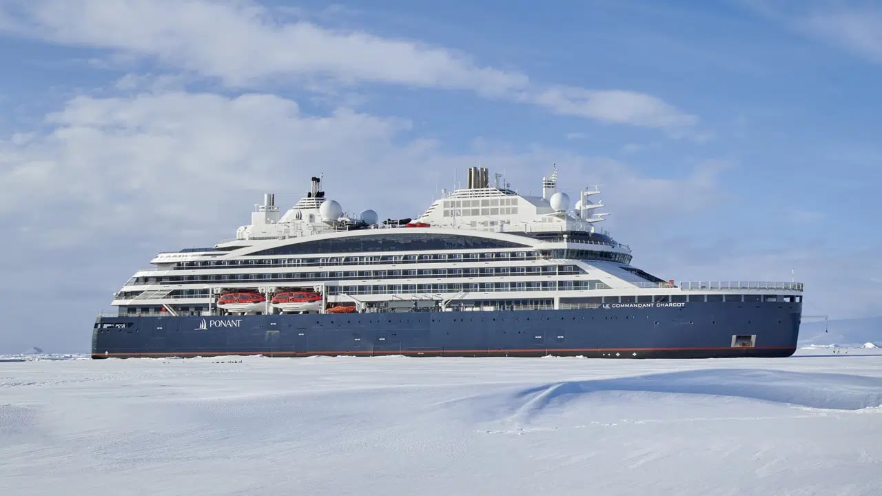 Navio de expedição Le Commandant Charcot em águas antárticas
