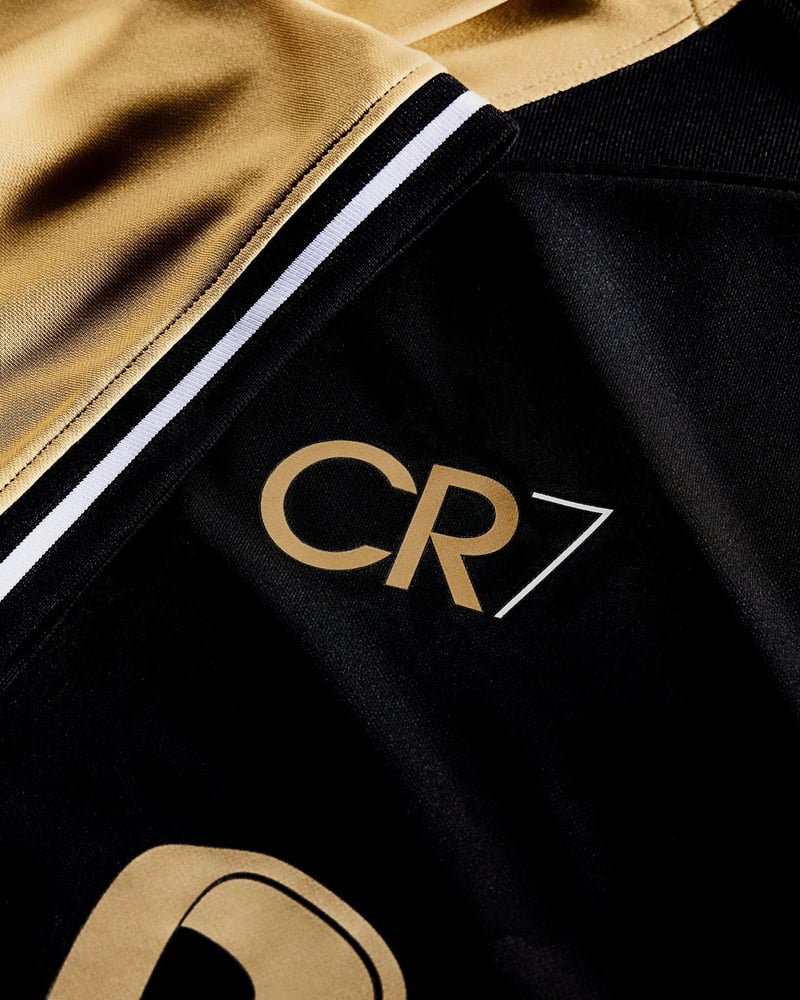 CR7 logo detail on the 2023-24 Sporting CP Third Shirt