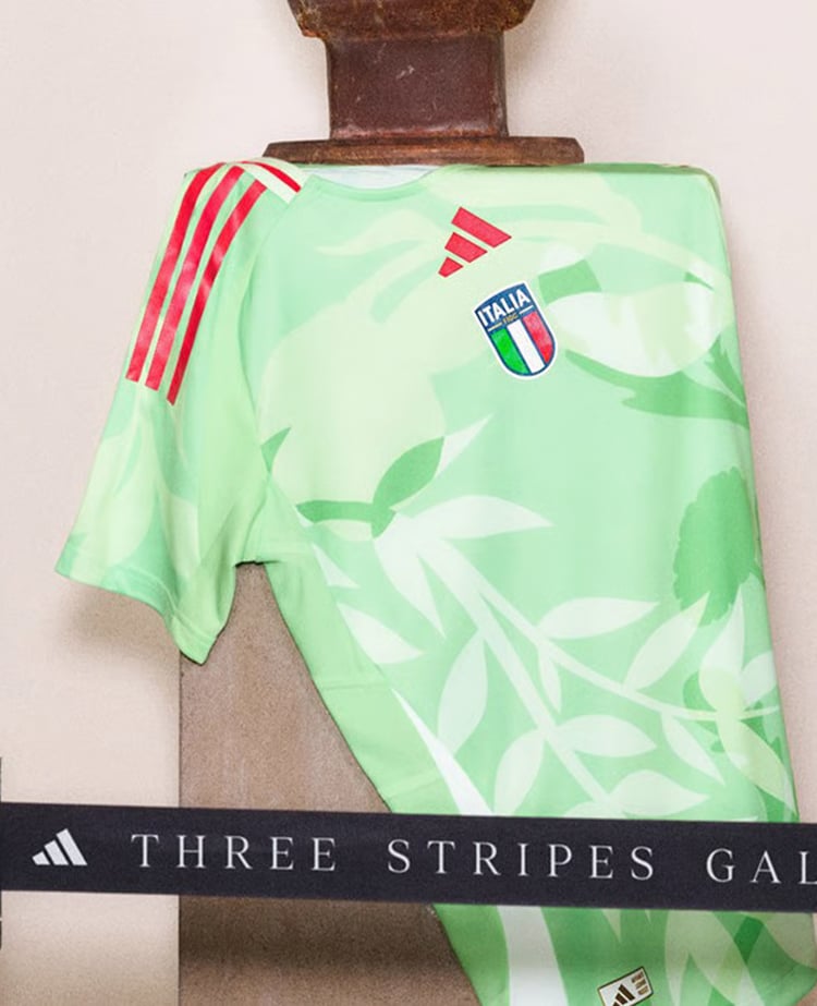 Shop Shop 2025-26 Italy Women's Away Shirt