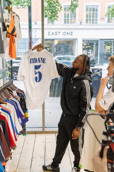 Antoine Semenyo looking at shirts