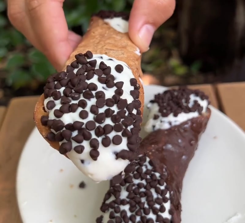 Mia's Bakery Cannoli