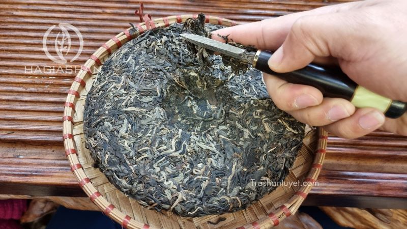 Sử dụng dao để tách trà