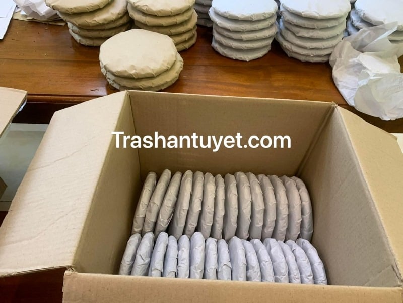 Trà được xếp từng lớp vào thùng carton sạch trước khi mang vào phòng lưu trữ
