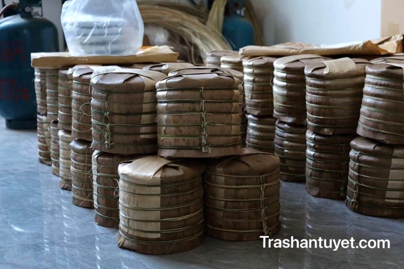 Trà Phổ Nhĩ thường được đựng trong mo tre rồi bảo quản
