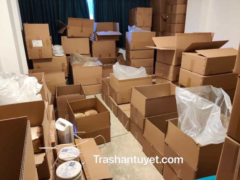 Khi bảo quản trà, ta phải để các loại trà khác nhau vào các thùng khác nhau.