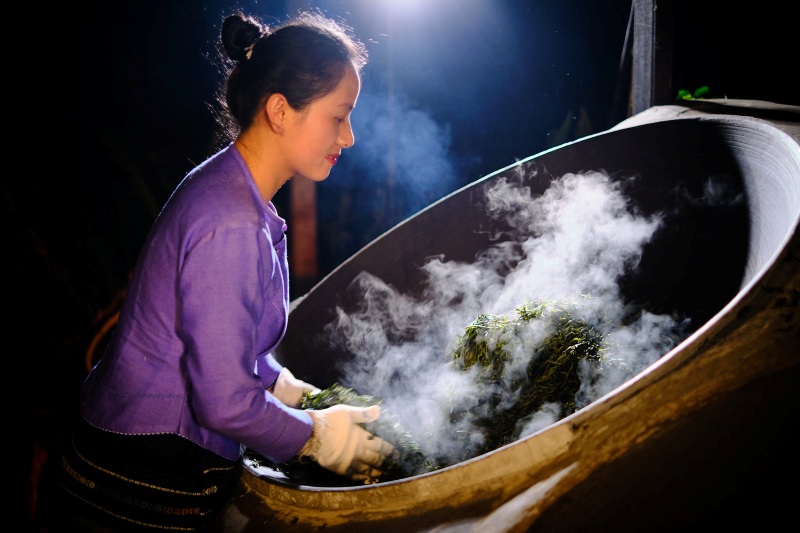 Trà được chế tác thủ công sao chảo gang, bếp củi