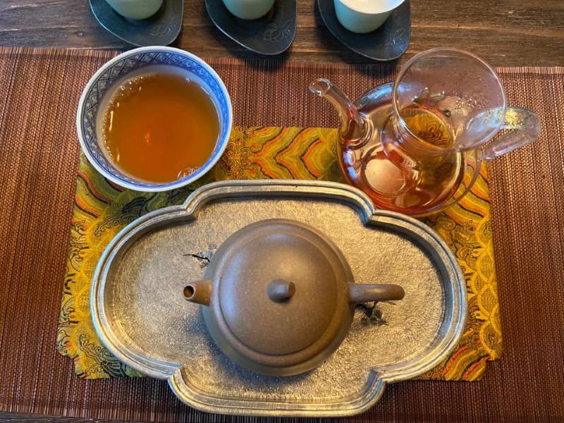 Nên uống trà Phổ Nhĩ sống hay trà phổ nhĩ chín