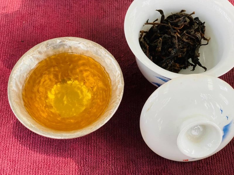 Hồng trà hoang dã có nước trong màu vàng óng mật ong, hương vị ngọt ngào của hoa quả chín, của cỏ cây