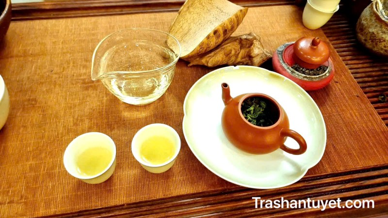 Nước trà trong, vàng óng ánh xanh như ngọc, hương thơm ngào ngạt...