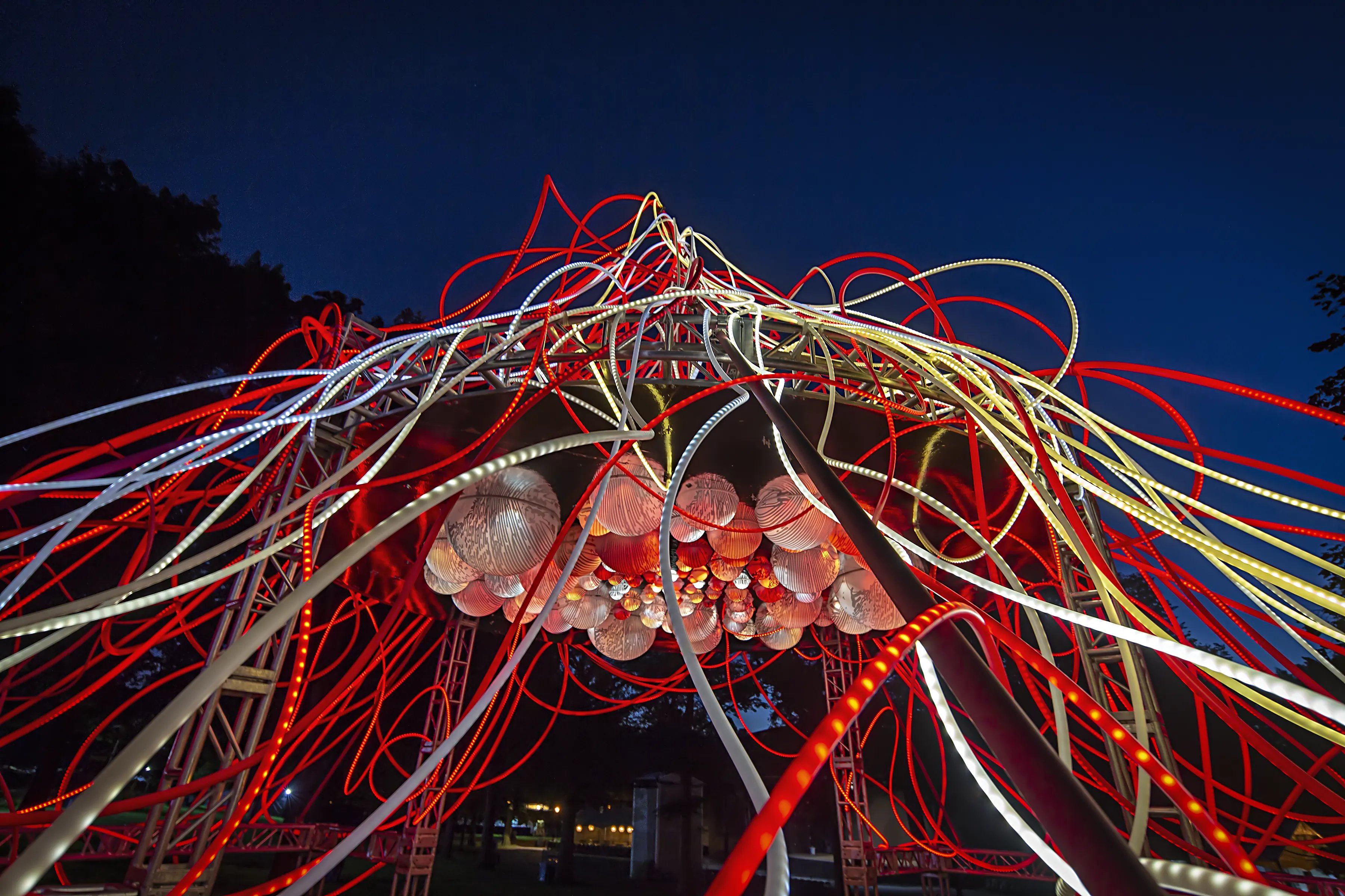 Grimanesa Amoros HEDERA light installation on the ILUMINET front page article