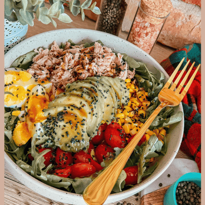 Miska pełna zdrowego jedzenia. Bowl z tuńczykiem, kukurydzą, jajkiem, awokado i pomidorami.