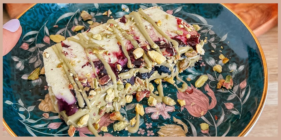 szybki-fit-sernik-pistacjowy Szybki przepis na fit sernik pistacjowy z borówkami.