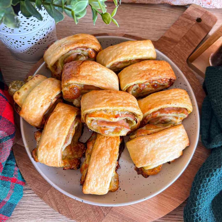 Ślimaczki z ciasta francuskiego z pesto, szynką i mozzarellą.