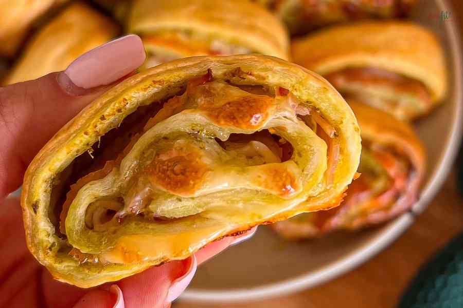 Fit przekąska z ciasta francuskiego na słono.