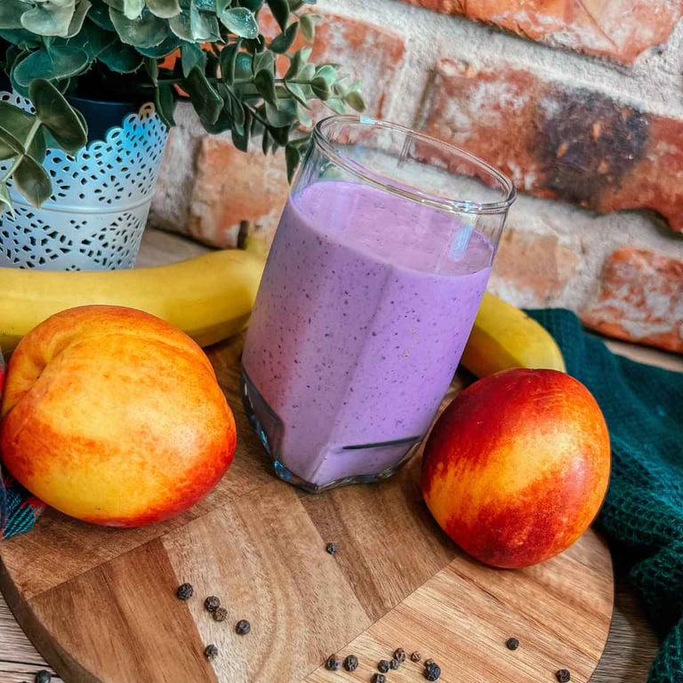 Przepis na koktajl owocowy z wykorzystaniem banana i borówek. Widoczne na zdjęciu nektarynki.