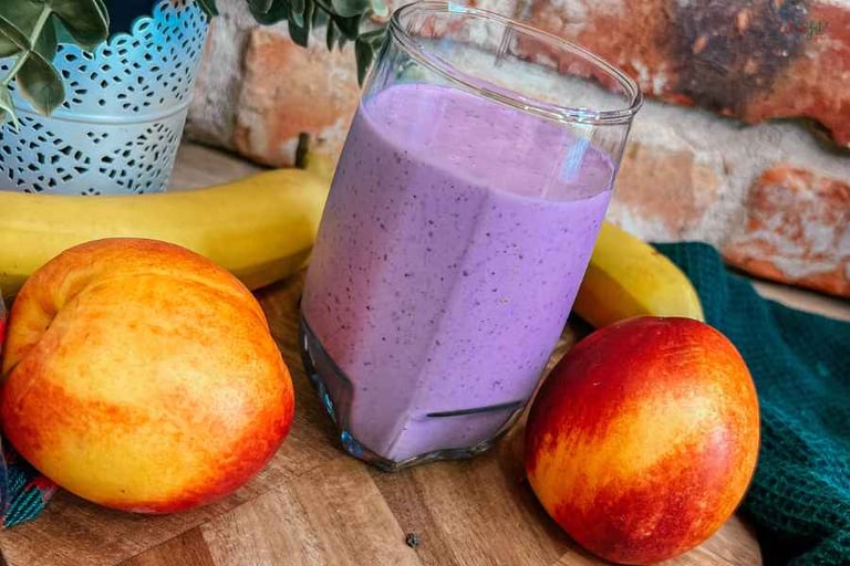 Przepis na koktajl owocowy - borówki, banany, nektarynki.