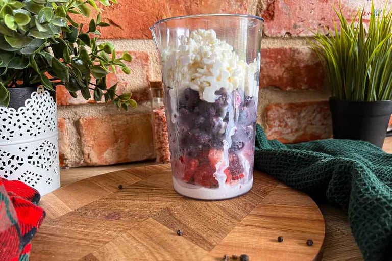 Przepis na koktajl owocowy z serkiem wiejskim.