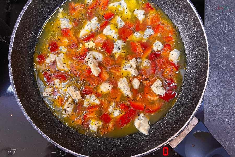 Smażenie omleta na patelni