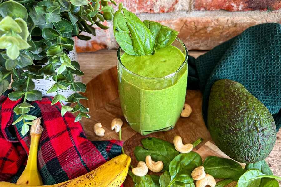 zielony koktajl z banana i szpinaku