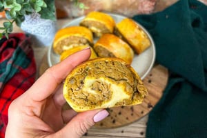 wypieki drożdżowe z mięsem, paszteciki z kurczakiem