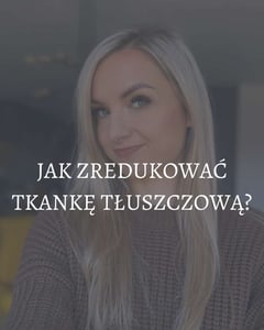 kobieta w brązowym swetrze