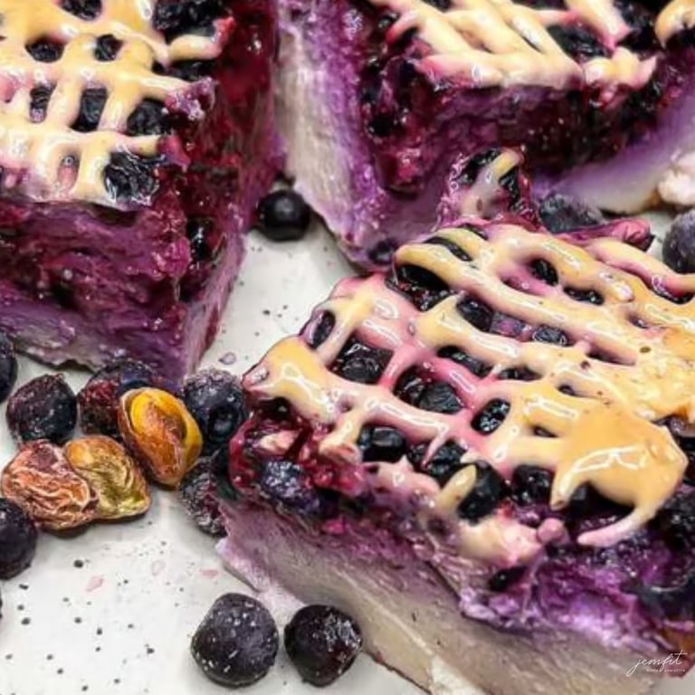 Sernik jagodowy z kremem z białej czekolady i pistacji.