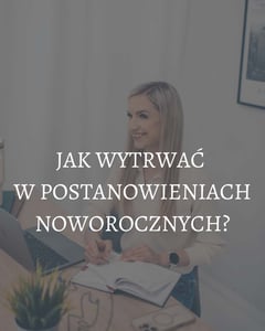 kobieta, pracując się uśmiecha