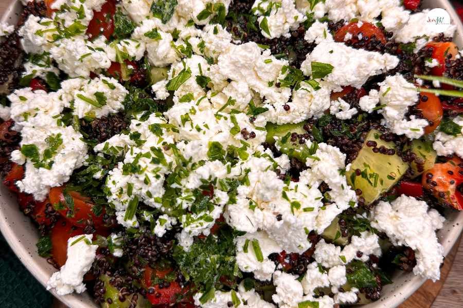 sałatka z serem feta i komosą ryżową