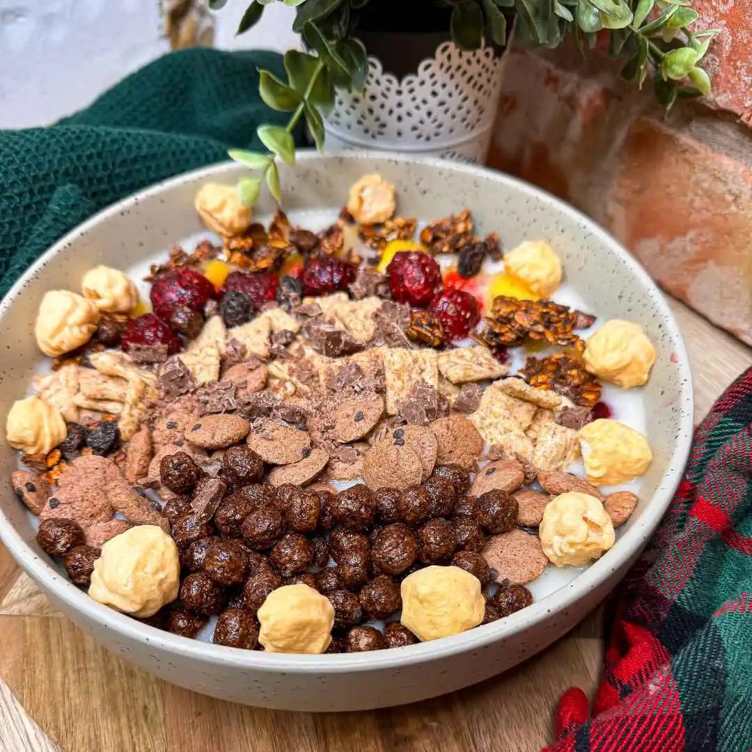 kleik ryżowy z owocami, granolą, bezikami i płatkami