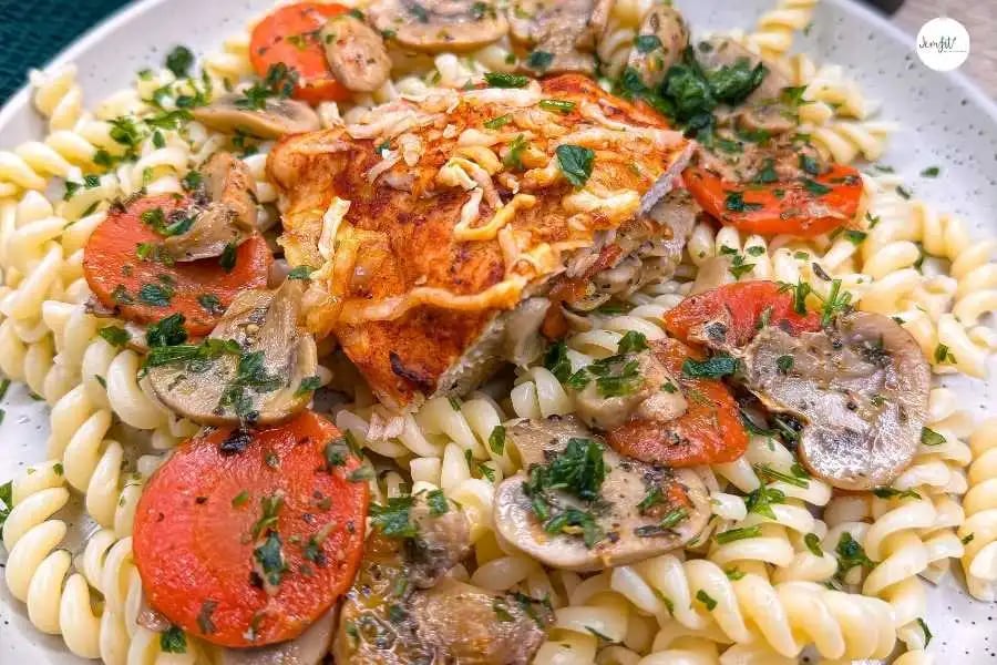 filet z kurczaka, marchewka, pieczarki, makaron