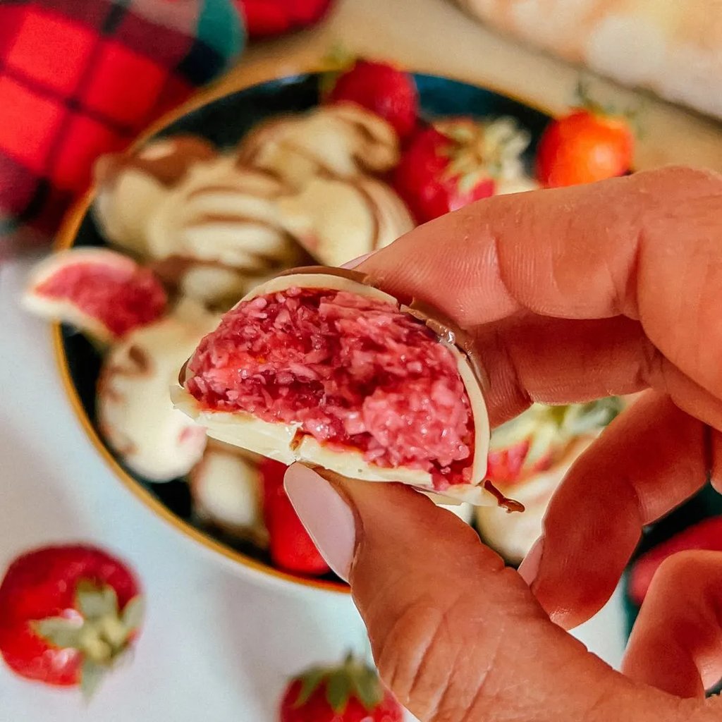 lody truskawkowe w czekoladzie białej