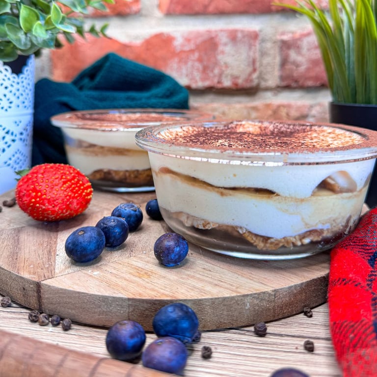 deser fit tiramisu w sesji jednoporcjowej, truskawki, borówki