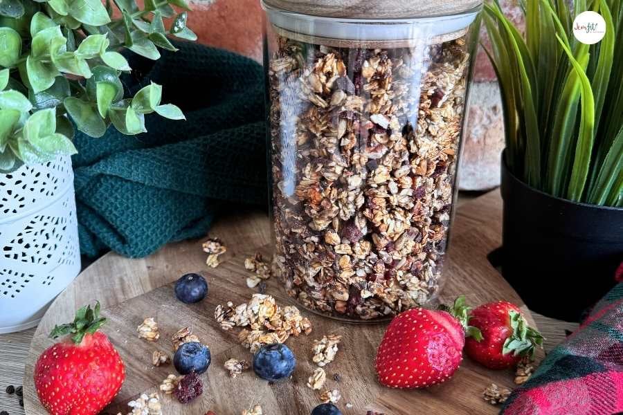 Domowa granola, truskawki, orzechy, borówki